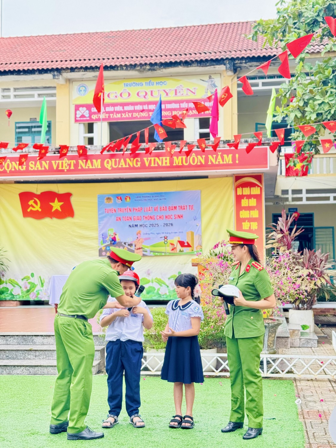 NGOẠI KHÓA TUYÊN TRUYỀN PHÁP LUẬT  VỀ BẢO ĐẢM TRẬT TỰ, AN TOÀN GIAO THÔNG CHO HỌC SINH NĂM HỌC: 2025-2026